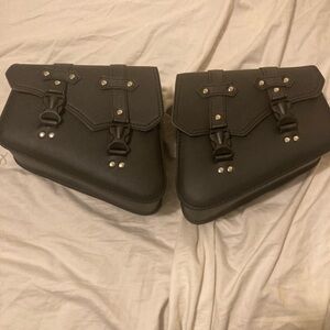 Motorcycle universal saddlebags leather